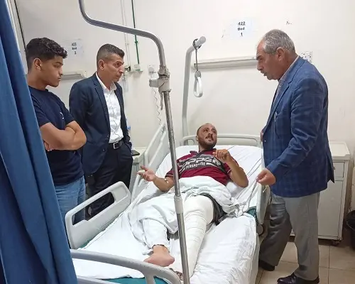   رئيس بلدية الرصيفة يتفقد موظفاً تعرض للاعتداء ويؤكد: الأردن دولة قانون ولا تهاون  